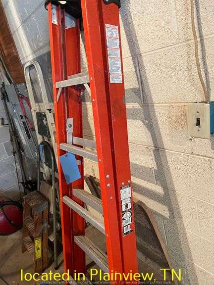 6' DAVIDSON FIBERGLASS STEP LADDER