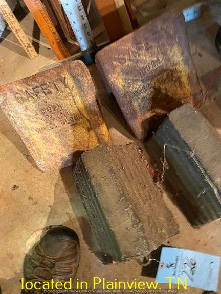QTY (2) RUBBER & QTY (2) METAL WHEEL BLOCKS/CHOCKS