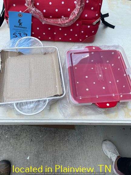 ZIPPERED INSULATED CASSEROLE CARRIER WITH ACCESSORIES-APPEARS UNUSED