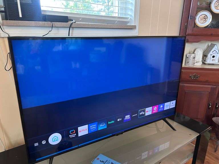 SAMSUNG TV WITH REMOTE-POWERED ON 38X22