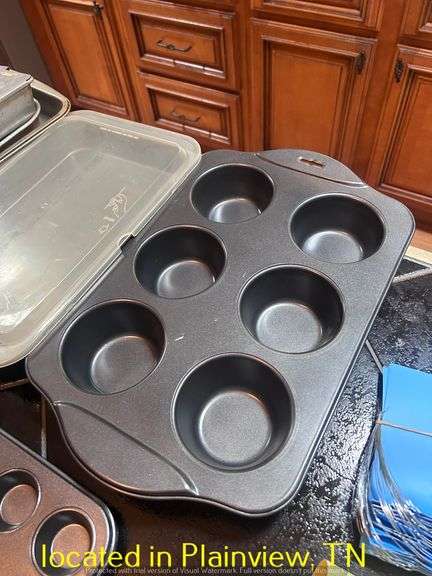 POTS/PANS/LIDS/BAKING SHEETSW/WIRE RACKS/MUFFIN PANS/PIZZA PANS