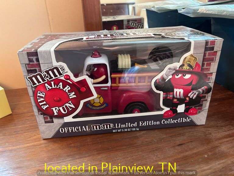UNOPENED M & M LIMITED EDITION COLLECTIBLE FIRETRUCK CANY DISPENSER