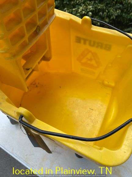 RUBBERMADE BRUTE ROLLING MOP PAIL