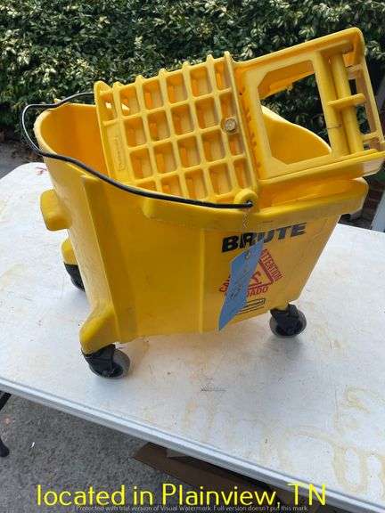 RUBBERMADE BRUTE ROLLING MOP PAIL