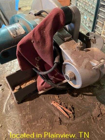 MAKITA 10" MITER SAW--POWERED ON