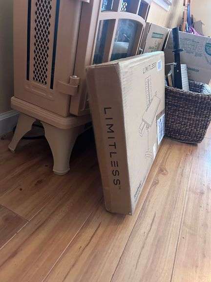 UNUSED LIMITLESS TOTAL DESK ADJ WORKSTATION