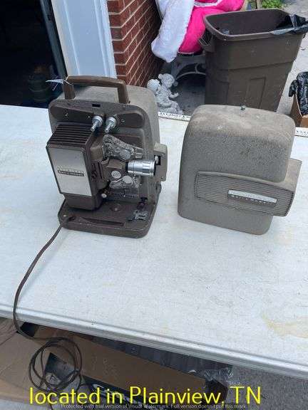 DA-LITE COMET PROJECTOR SCREEN & BELL HOWELL PROJECTOR-OPERATION UNKNOWN