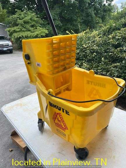 RUBBERMADE BRUTE ROLLING MOP PAIL