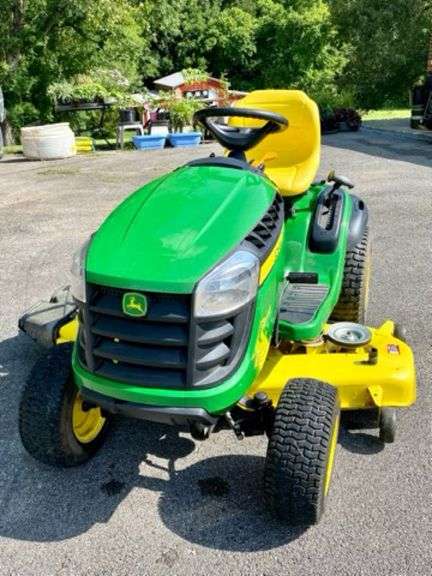 John Deere E180 Lawn Tractor