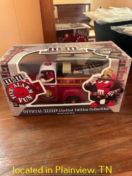 UNOPENED M & M LIMITED EDITION COLLECTIBLE FIRETRUCK CANY DISPENSER