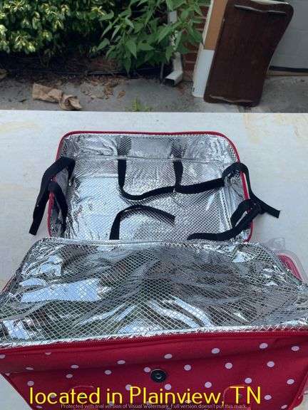 ZIPPERED INSULATED CASSEROLE CARRIER WITH ACCESSORIES-APPEARS UNUSED