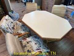 48X36X29 KITCHEN TABLE WITH 12" LEAF & (4) ROLLING CHAIRS AND BAG OF ASSORTED PLASTIC AND FABRIC TAB