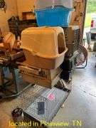 METAL ANIMAL KENNEL/(3) PLASTIC ANIMAL CARRIERS/(2) LITTER BOXES