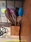 MEASURING CUPS AND UTENSILS