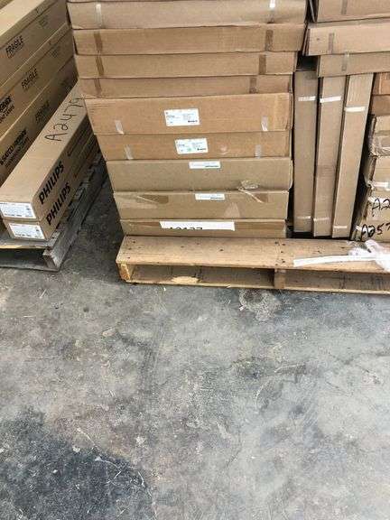 LARGE PALLET OF MISC LED LIGHT FIXTURES