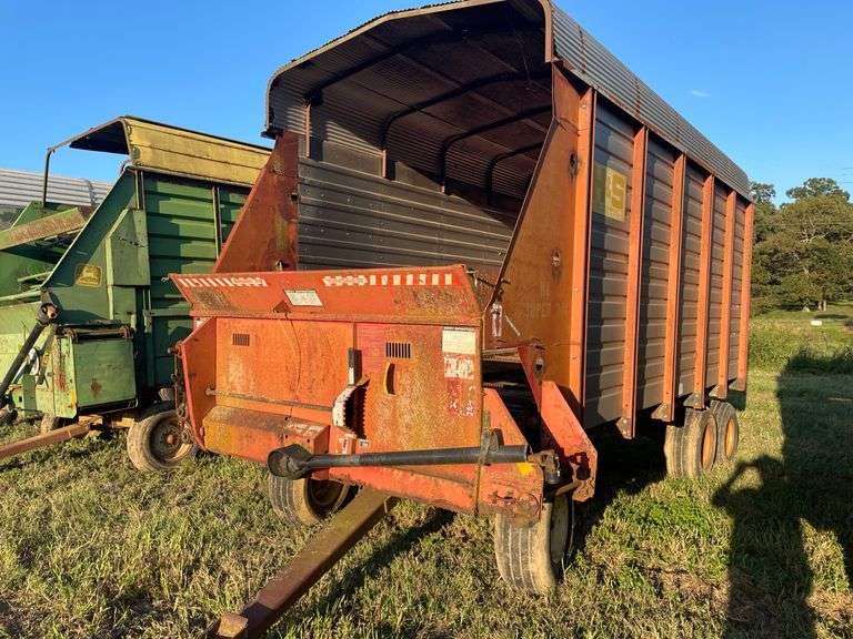 H&S SILAGE BOX ON KNOWLES TANDEM RUNNING GEAR