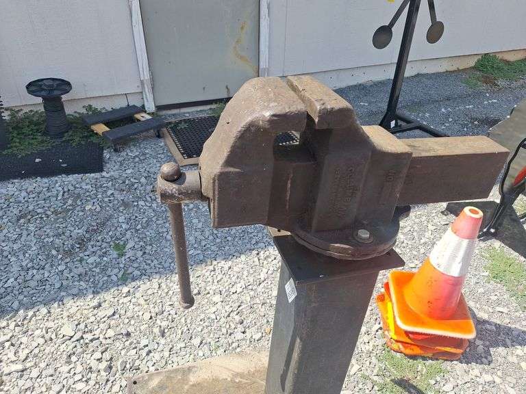 COLUMBIAN VICE ON METAL STAND