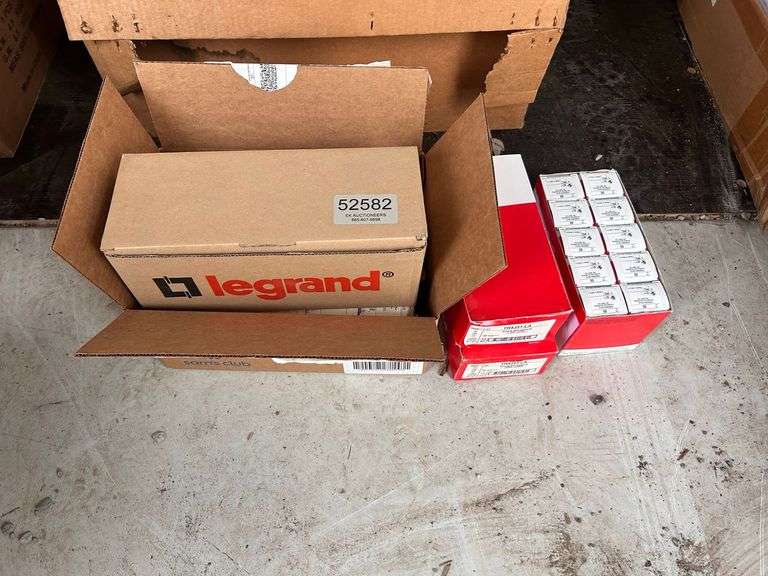 APPROX (25) 3 WIRE 20 AMP PLUGS, (20)PC SINGLE RECEPTICLE 20 AMP