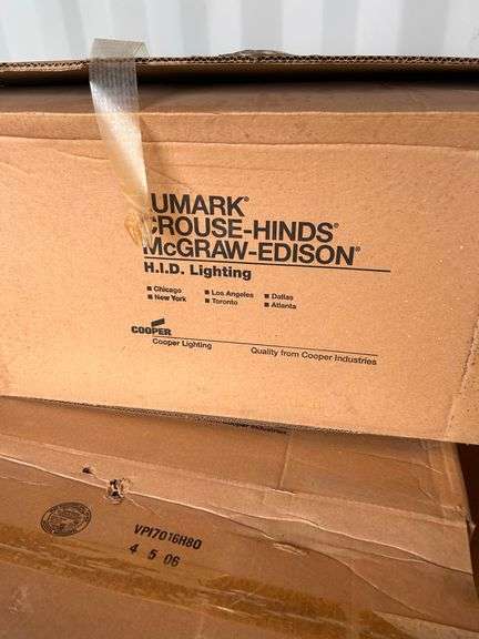 PALLET OF (7) M400 LUMINAIRE STREET LIGHT FIXTURE