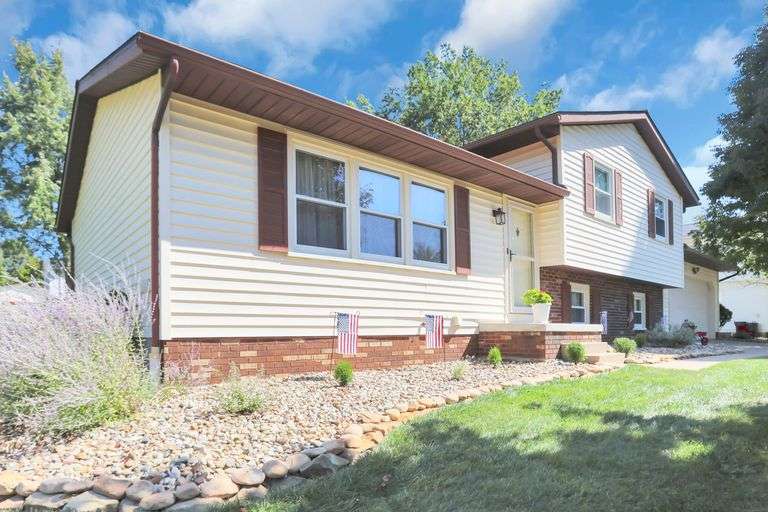 895 Lancaster Dr. Medina, OH