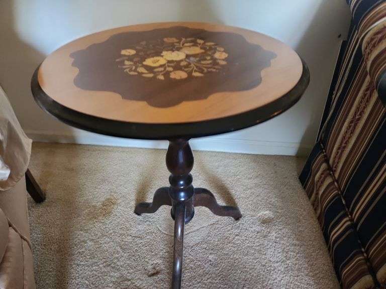 Side Table with Decorative Wood In-Lay - 18" Round