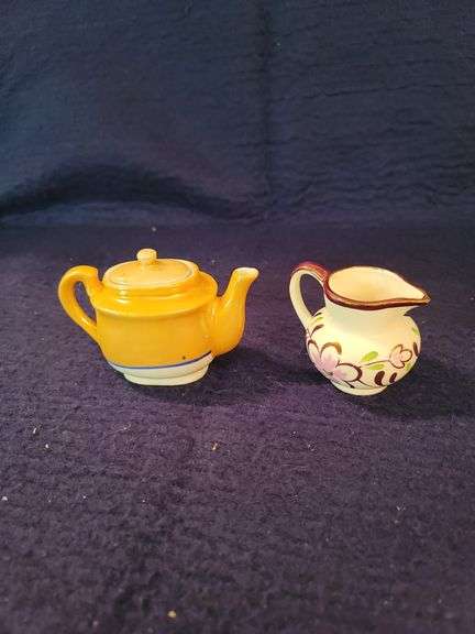 Tiny teapots & cups