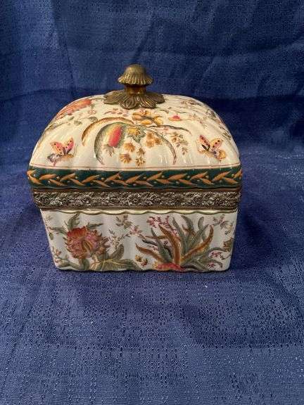 Oriental style porcelain box