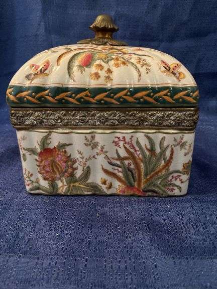 Oriental style porcelain box