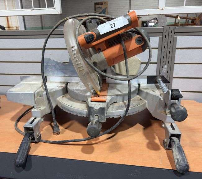 Compound miter saw