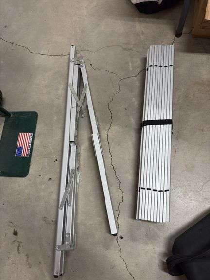 Aluminum folding table