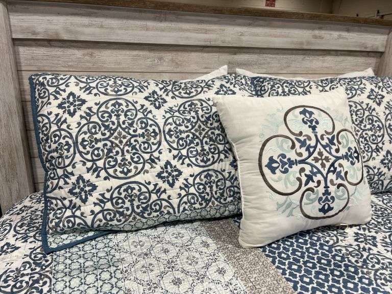 Queen size bedding