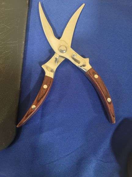 Knives and cutting board.