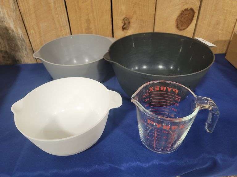 Mixing bowls and Pyrex measuring cup