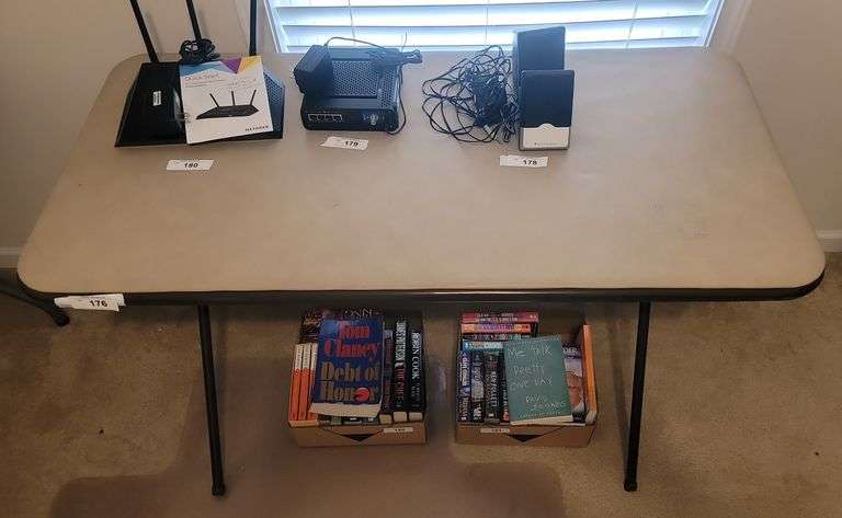 Folding table