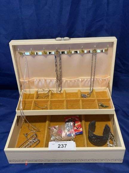 Jewelry box and jewelry