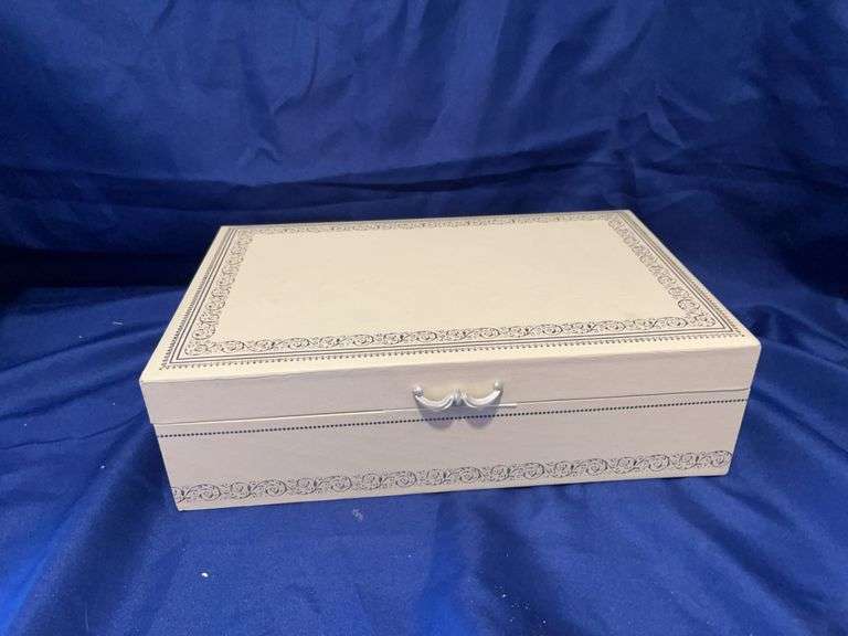 Jewelry box and jewelry
