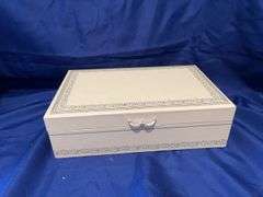 Jewelry box and jewelry