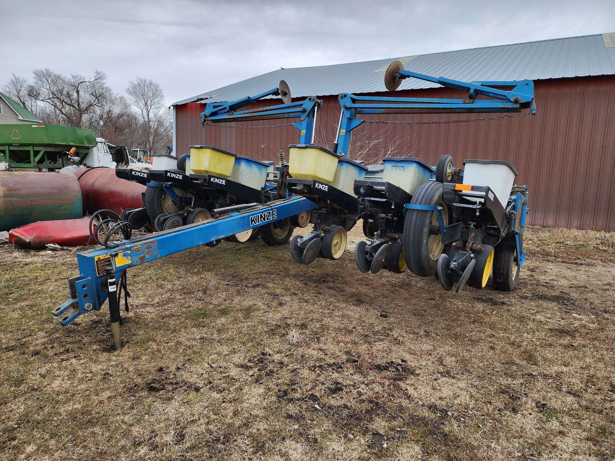 1989 Kinze 12 Row 30” Planter, Forward Fold Wings, Markers, Bean