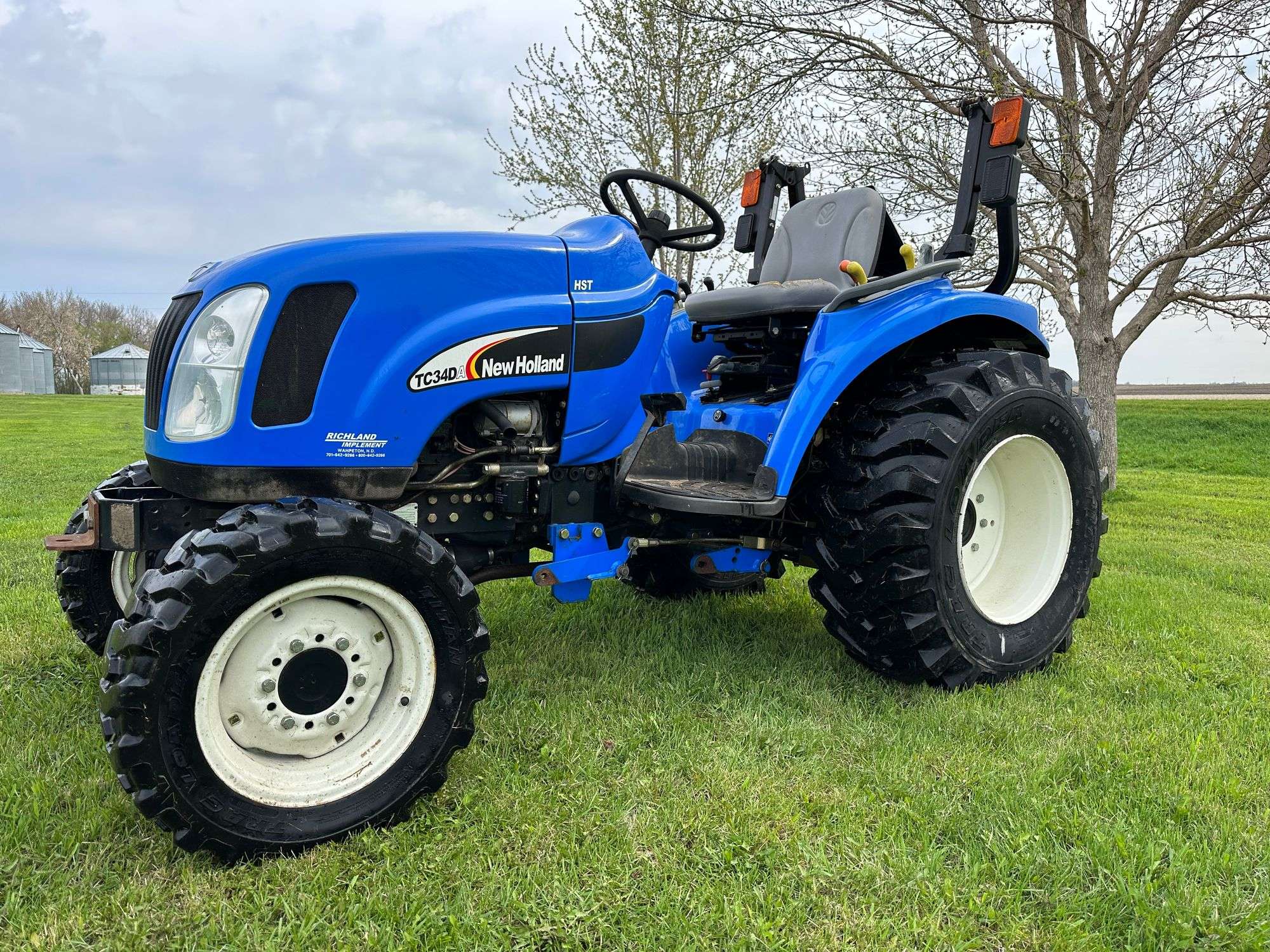 New Holland TC34DA MFWD Tractor, 397 Hours, Hydrostatic