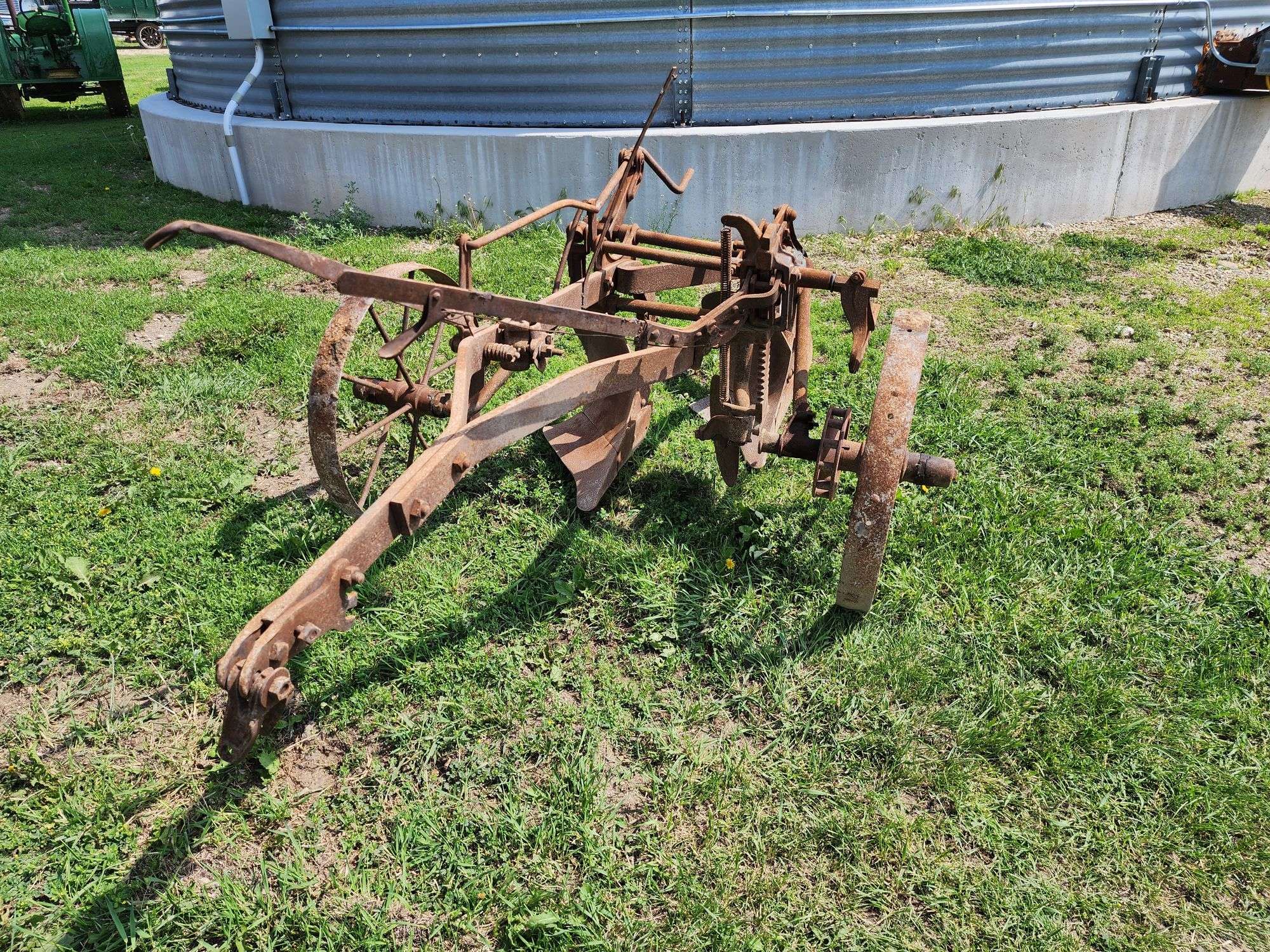 Oliver 2/14's Pull Type Plow - Fragodt Auction and Real