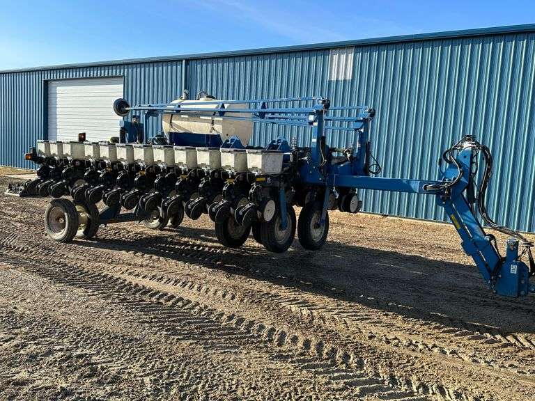 Kinze 24 Row 20” Front Fold Planter, Finger Pickup Corn Units and Kinze