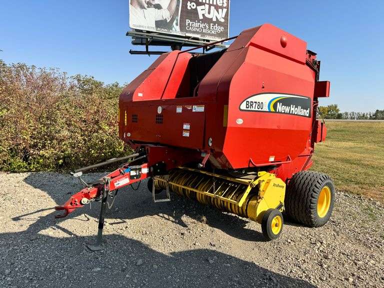 New Holland BR780A Baler with 10,469 Bales, New Wrap, Extra Sweep Pickup, Floatation Tires, Bale Ram