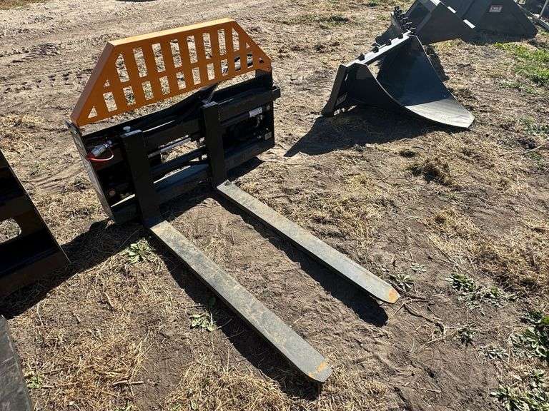 Wolverine Hydraulic Pallet Forks, 4’, Skid Steer Mount