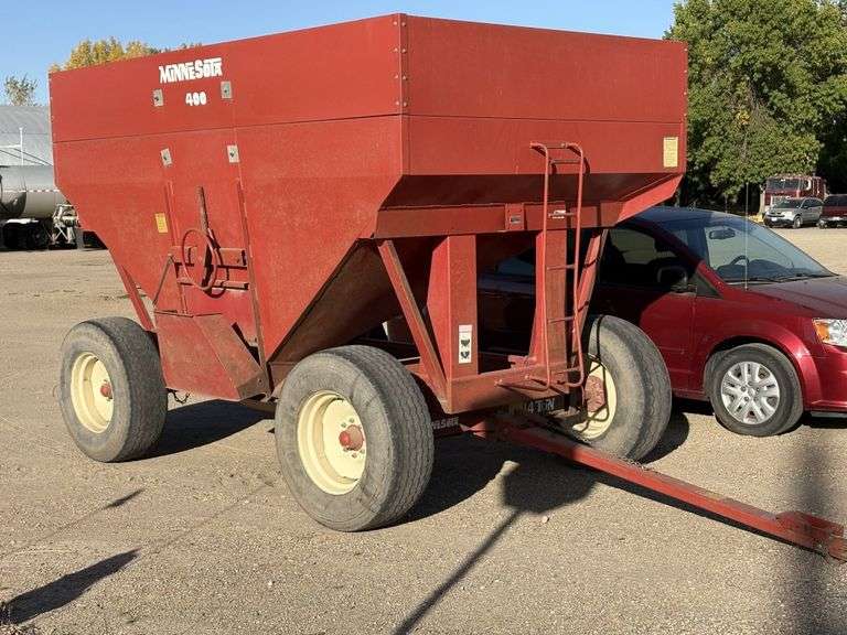 Minnesota 400 Gravity Box on MN 14 Ton 4 Wheel Running Gear, 385/65R 22.5 Truck Tires, Ext Pole, Sid