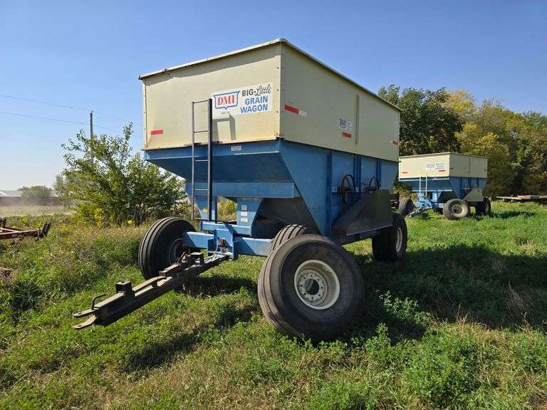 DMI 450 Gravity Box, Extendable Hitch, Brakes, Dual Traps, Single Compartment, Rear Hitch, 16.5L-16.