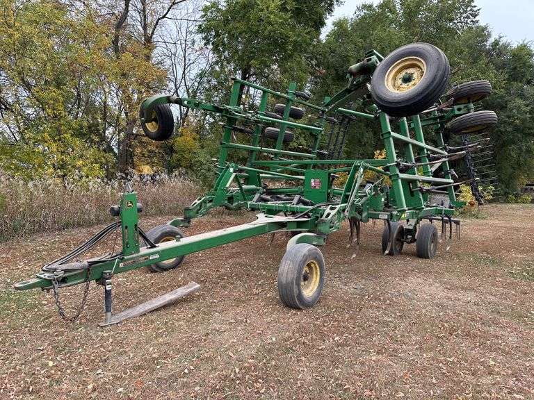 2012 John Deere 2410 Chisel Plow, 30’, Walking Tandems, Fold up Wings, 3 Bar Harrow, Always Stored I