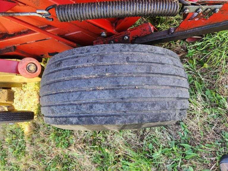 NH 853 Round Baler Used this season Air bags good, pickup good condition with control box, electric 