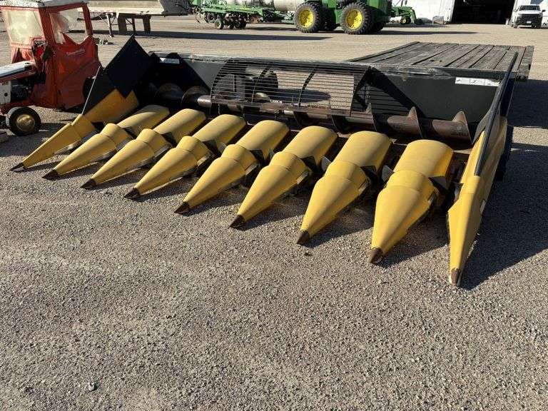 Clark Machine 8R22” Cornhead, Poly Snouts, Opposed Knife Rolls, PTO Powershafts, IH Plate, Cob Saver