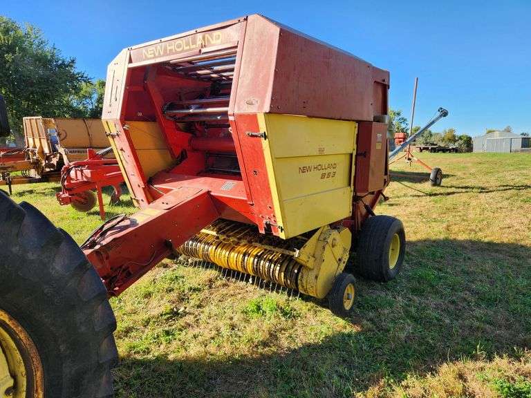 NH 853 Round Baler Used this season Air bags good, pickup good condition with control box, electric 