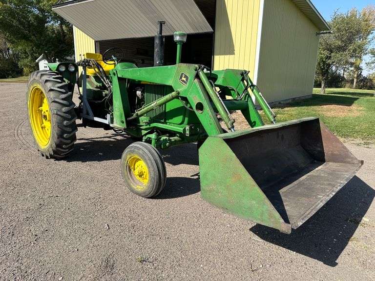 John Deere Model 3010 Gas, Wide Front, 1 Rear Hydraulic, 13.6x38 Rears, 7.5x15 Fronts, 3pt, 540 PTO,